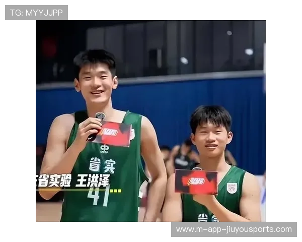 主持人爆料：男篮球员夜会网红引争议