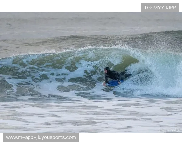 冲浪男孩用头盔装海水带回家